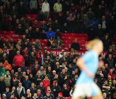 开云体育app-邮报：一公司将在曼市德比中向曼联球迷发放500条特殊设计的围巾